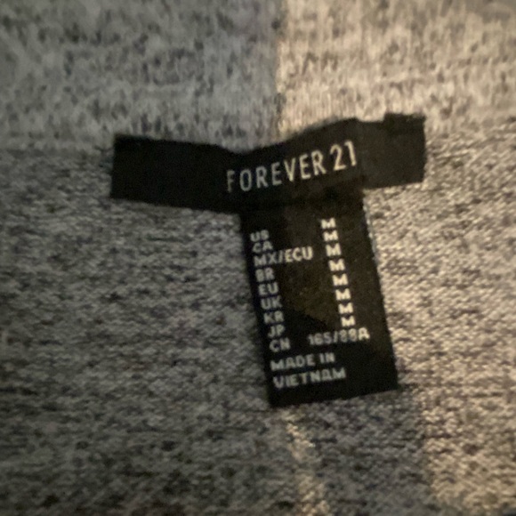 Forever 21: Grey Cropped Sweater - Picture 2 of 2
